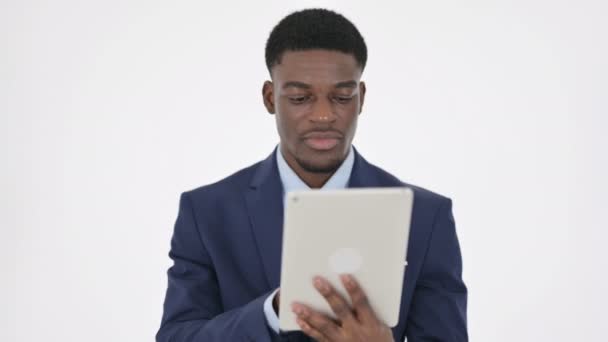 Afrikansk affärsman firar framgång på Tablet på vit bakgrund — Stockvideo