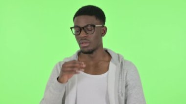 Afrikalı Adam Yeşil Arkaplanda Esniyor 