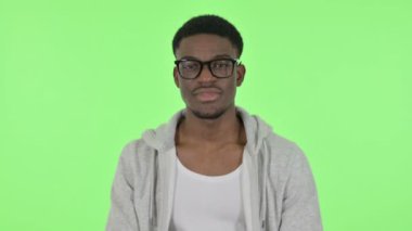 Afrikalı Adam Yeşil Arkaplanda Başparmak İşareti Gösteriyor 