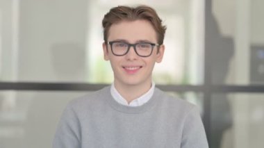 Sallanan Genç Adam 'ın Portresi Evet İşareti, Onaylama