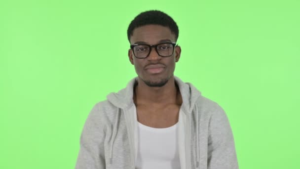Африканский человек ждет, приветствуя на зеленом фоне — стоковое видео