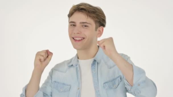 Junger Mann tanzt vor Freude auf weißem Hintergrund — Stockvideo