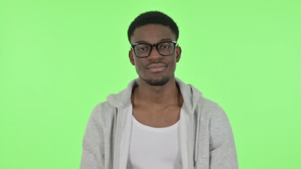 Африканский человек не показывает никаких признаков, качая головой на зеленом фоне — стоковое видео