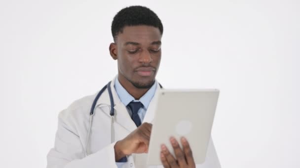 화이트 백 그라운드에서 디지털 태블릿을 사용하는 아프리카 의사 — 비디오