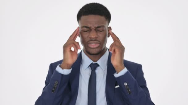 African Businessman z bólem głowy na białym tle — Wideo stockowe