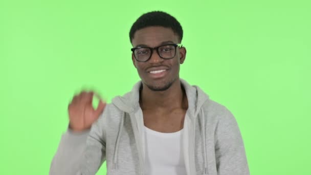 Afrikaanse man toont OK Aanmelden Groene achtergrond — Stockvideo