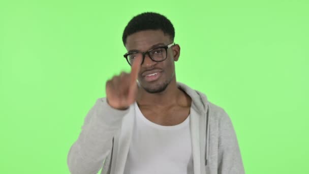 Afrikaanse man wijst naar de camera op groene achtergrond — Stockvideo