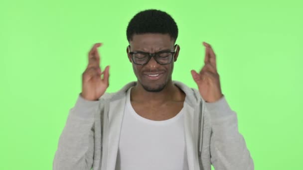 녹색 배경에서 손가락을 흔들며 기도 하는 아프리카 사람 — 비디오