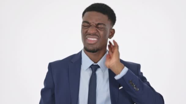 Imprenditore africano che ha dolore al collo su sfondo bianco — Video Stock