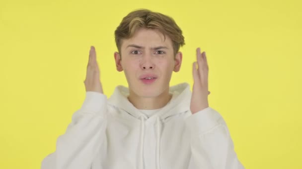 Young Man Fighting, Arguing on Yellow Background — Stock Video