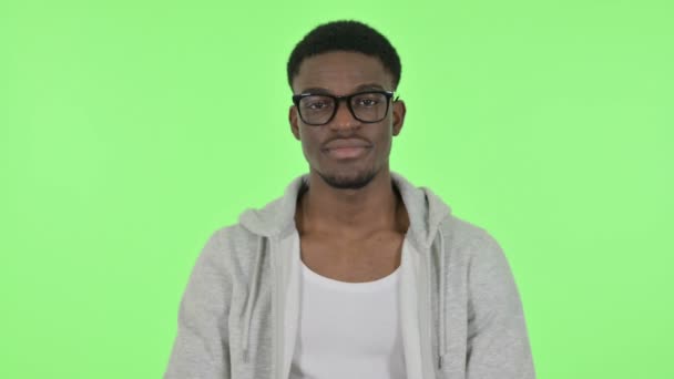 Africano uomo invitando persone su sfondo verde — Video Stock