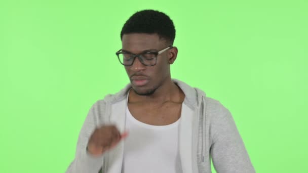 Африканский человек кашляет на зеленом фоне — стоковое видео