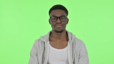 Yeşil Arkaplanda Afrikalı Adam 'dan Başparmak İndirme Hareketi 