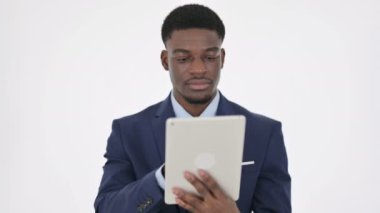 Beyaz Arkaplanda Dijital Tablet kullanan Afrikalı İşadamı 