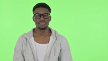 Afrikalı Adam Yeşil Arkaplanda Ürünleri Gösteriyor 