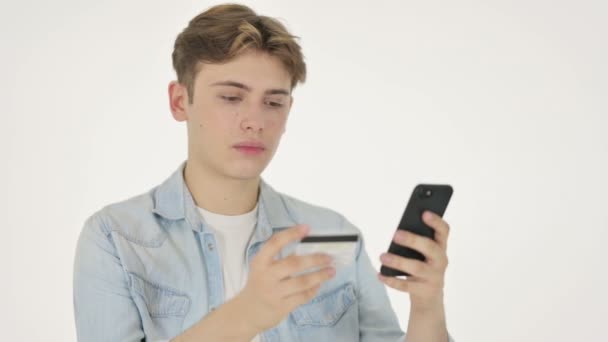 白い背景にスマートフォンでオンラインショッピングを成功させた若い男 — ストック動画