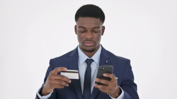 Online Shopping Misslyckande på Smartphone av Man på vit bakgrund — Stockvideo