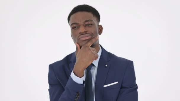 Afrikanischer Geschäftsmann denkt und bekommt Idee auf weißem Hintergrund — Stockvideo