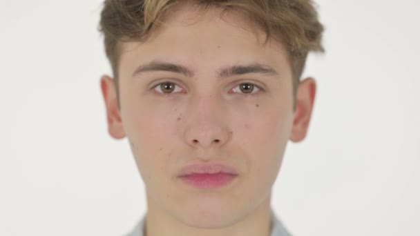 Ansikte av ung man med tandvärk på vit bakgrund — Stockvideo