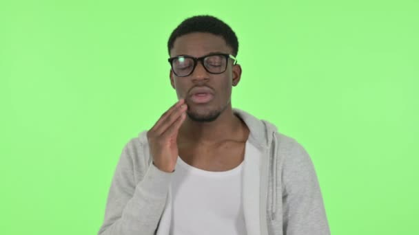 非洲男子有牙痛的绿色背景 — 图库视频影像
