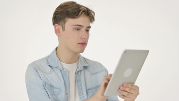 Hombre joven reaccionando a la pérdida en la tableta sobre fondo blanco — Vídeos de Stock