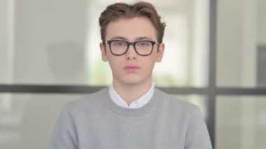 Kameraya Bakan Ciddi Genç Adam Portresi 