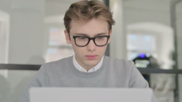 Närbild av Young Man Skaka huvudet som inget tecken när du använder laptop — Stockvideo