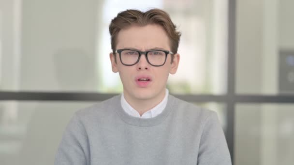 Az izgatott fiatalember portréja reagál a veszteségre — Stock videók