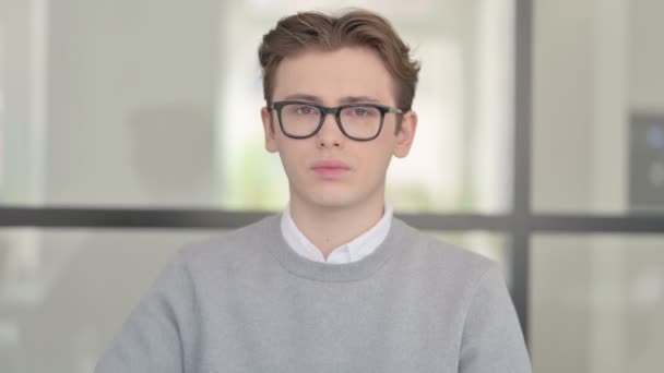 Portré a fiatal férfi mutatja nincs jele Ujj, Tagadás — Stock videók