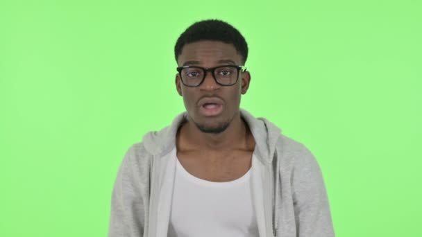 Разочарованный африканский человек отреагировал на потерю на зеленом фоне — стоковое видео
