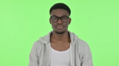Ciddi Afrikalı Adam Yeşil Arkaplanda Kameraya Bakıyor 