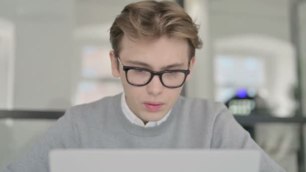 Primer plano de hombre joven que trabaja en el ordenador portátil — Vídeo de stock
