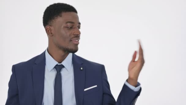 Африканський бізнесмен показує продукт в руці на білому тлі — стокове відео