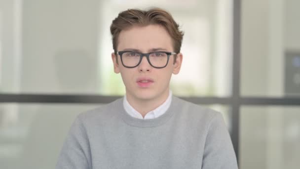 Porträt eines attraktiven jungen Mannes, der schreit und schreit — Stockvideo