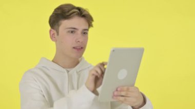 Sarı Arkaplanda Dijital Tablet kullanan Genç Adam 