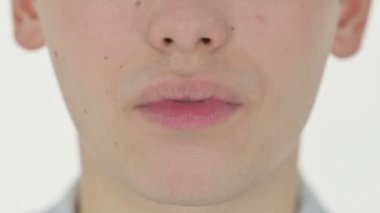 Beyaz arka planda diş ağrısı olan Ağız 'a yaklaş 