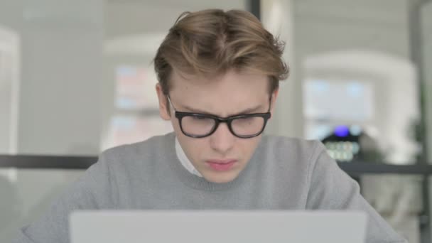 Közelkép a fiatal férfi reagál a veszteségre használata közben Laptop — Stock videók