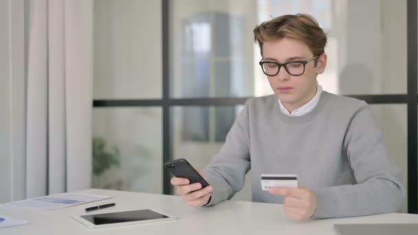 Joven haciendo el pago en línea en Smartphone — Vídeos de Stock