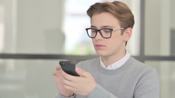 Genç Adam Akıllı Telefonla Kutlama — Stok video