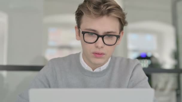 Közeli megjelöl-ból fiatal ember-val fejfájás működő-ra laptop — Stock videók