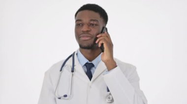 Beyaz Arkaplanda Konuşan Afrikalı Doktor 