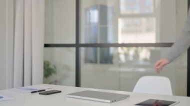 Genç adam geliyor ve Bilgisayarı açıyor Modern Ofiste Çalışmaya Başlıyor