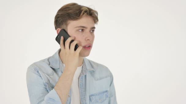 Agressivo Jovem Irritado no Smartphone em Fundo Branco — Vídeo de Stock