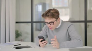 Ofisteki Akıllı Telefondan Kayıp 'a Üzgün Genç Adam Tepki Veriyor 