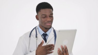 Beyaz Arkaplanda Afrikalı Doktor 'un Tablet' teki Video Sohbeti 