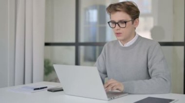 Modern Ofiste Dizüstü bilgisayar kullanırken Sırt Ağrısı Olan Genç Adam