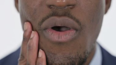 Beyaz arka planda diş ağrısı olan Ağız 'a yaklaş 