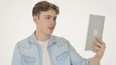 Beyaz Arkaplanda Genç Adam 'dan Tablet' te Video Sohbeti 