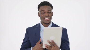 Beyaz Arkaplanda Afrikalı İşadamı 'nın Tablet' teki Video Sohbeti 