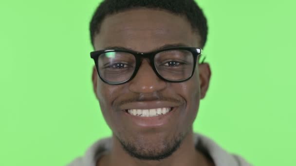Підсумок усміхненого африканця, зеленого походження — стокове відео